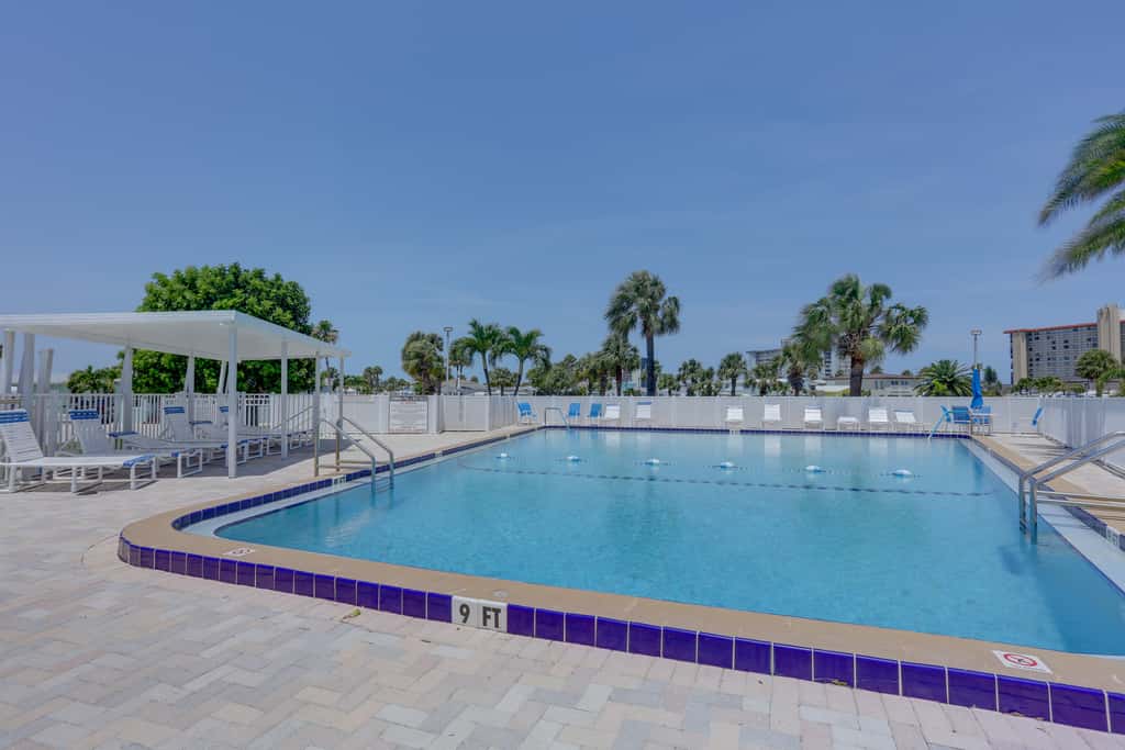 Pool Access, Walk to Beach! Cozy Jensen Beach Home