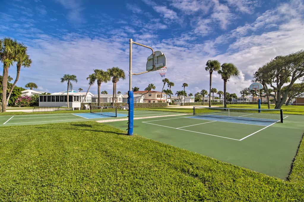 Pool Access, Walk to Beach! Cozy Jensen Beach Home