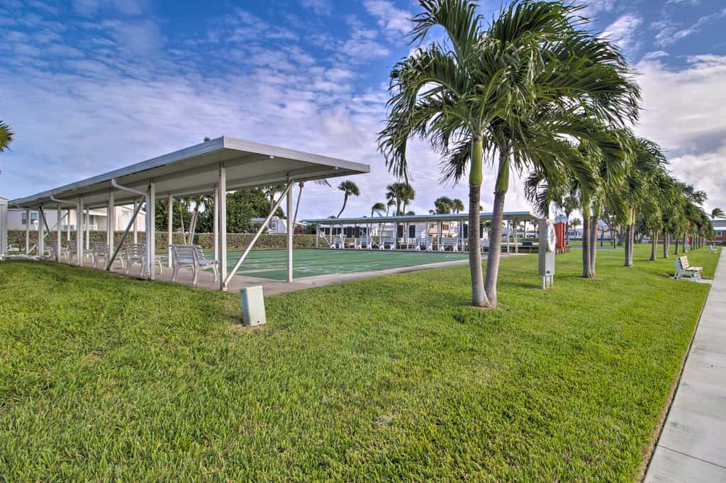 Pool Access, Walk to Beach! Cozy Jensen Beach Home