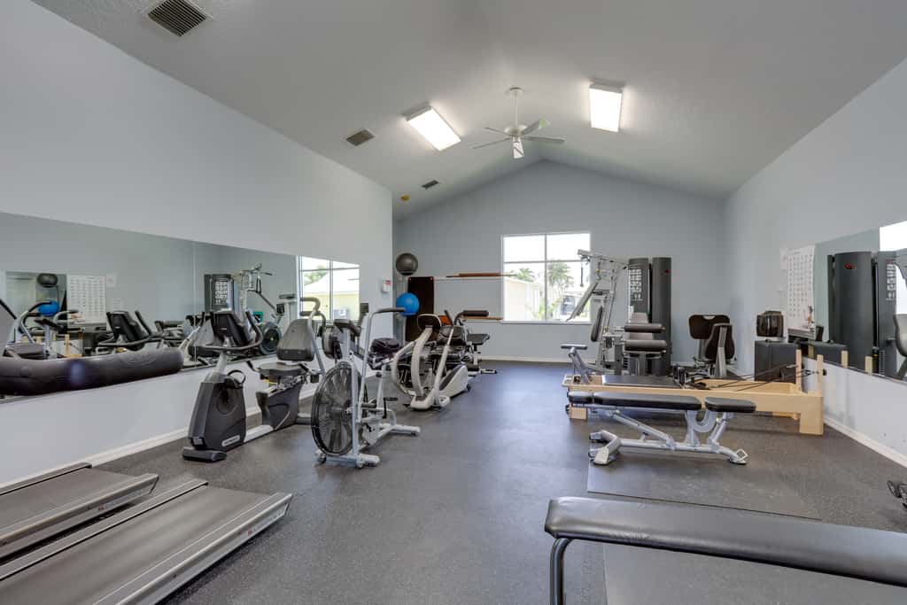 Pool Access, Walk to Beach! Cozy Jensen Beach Home