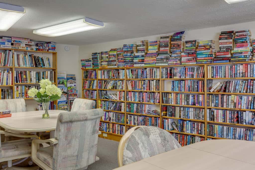 Pool Access, Walk to Beach! Cozy Jensen Beach Home