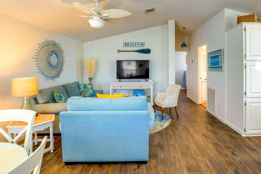 Pool Access, Walk to Beach! Cozy Jensen Beach Home