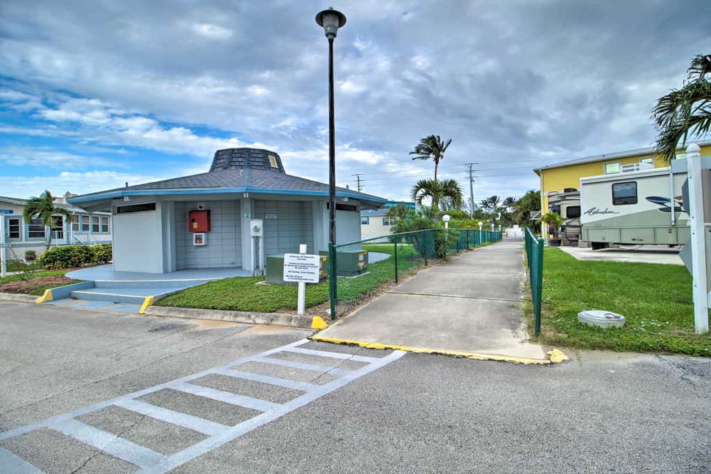 Pool Access, Walk to Beach! Cozy Jensen Beach Home