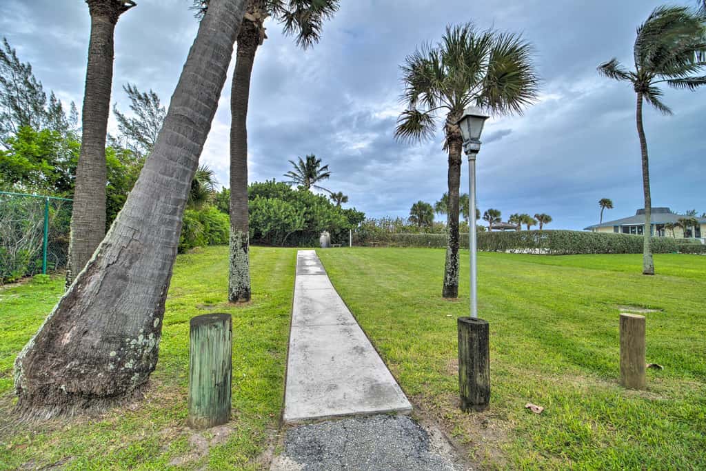 Pool Access, Walk to Beach! Cozy Jensen Beach Home