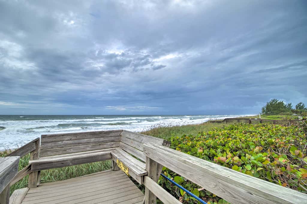 Pool Access, Walk to Beach! Cozy Jensen Beach Home