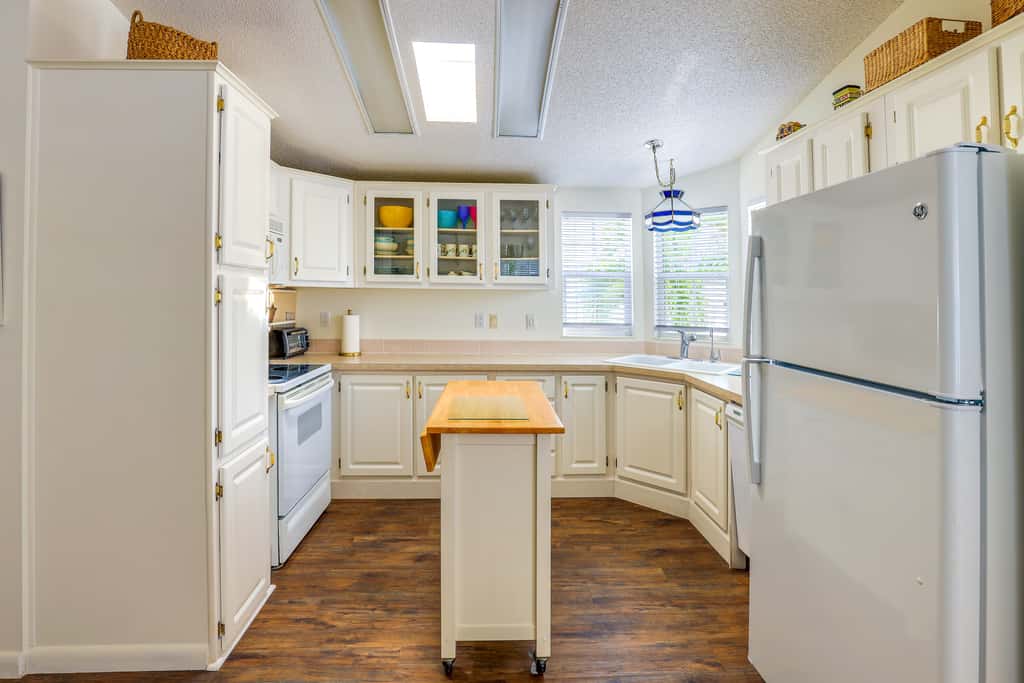 Pool Access, Walk to Beach! Cozy Jensen Beach Home