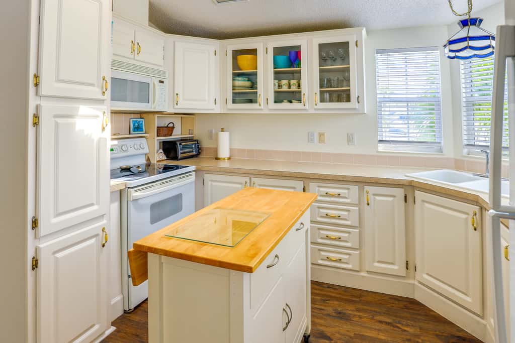 Pool Access, Walk to Beach! Cozy Jensen Beach Home