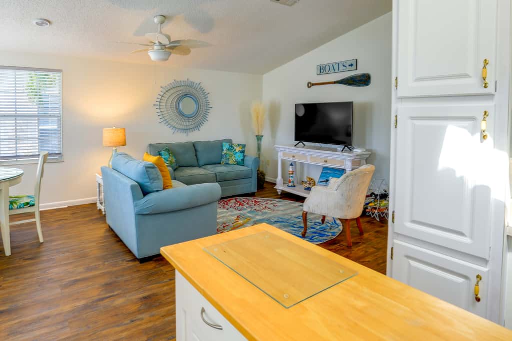 Pool Access, Walk to Beach! Cozy Jensen Beach Home