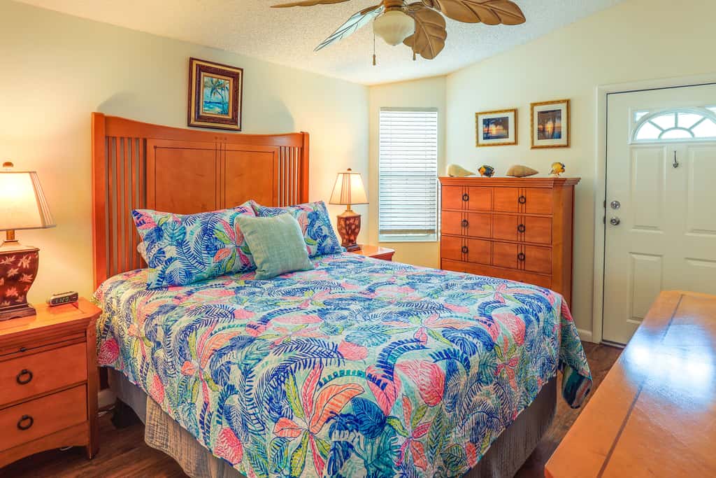 Pool Access, Walk to Beach! Cozy Jensen Beach Home