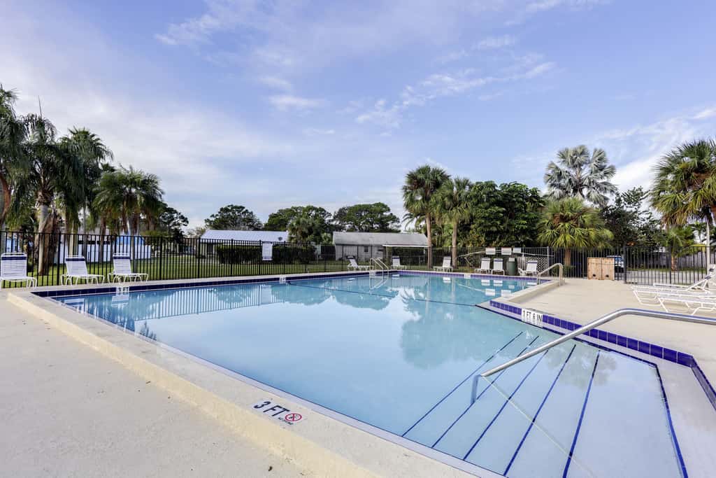 5 Mi to Beach: Jupiter Townhome w/ Pool Access