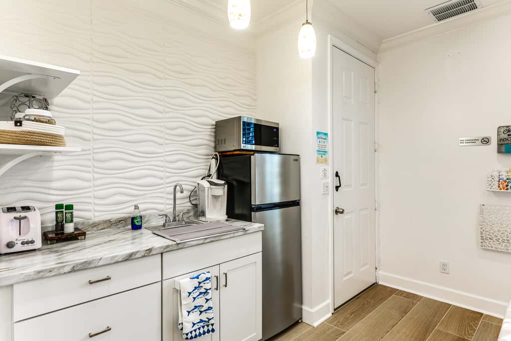 Pet-Friendly Studio: 6 Mi to Jupiter Beach Park!