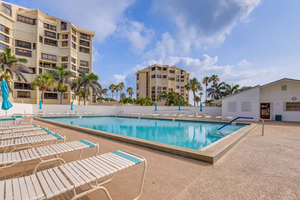 Fort Pierce Condo w/ Screened Porch: Walk to Beach