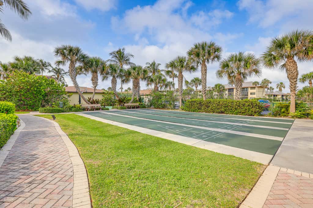 Fort Pierce Condo w/ Screened Porch: Walk to Beach