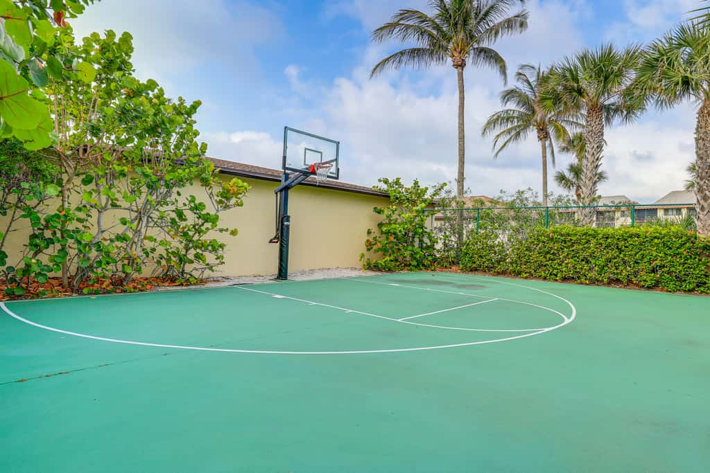 Fort Pierce Condo w/ Screened Porch: Walk to Beach