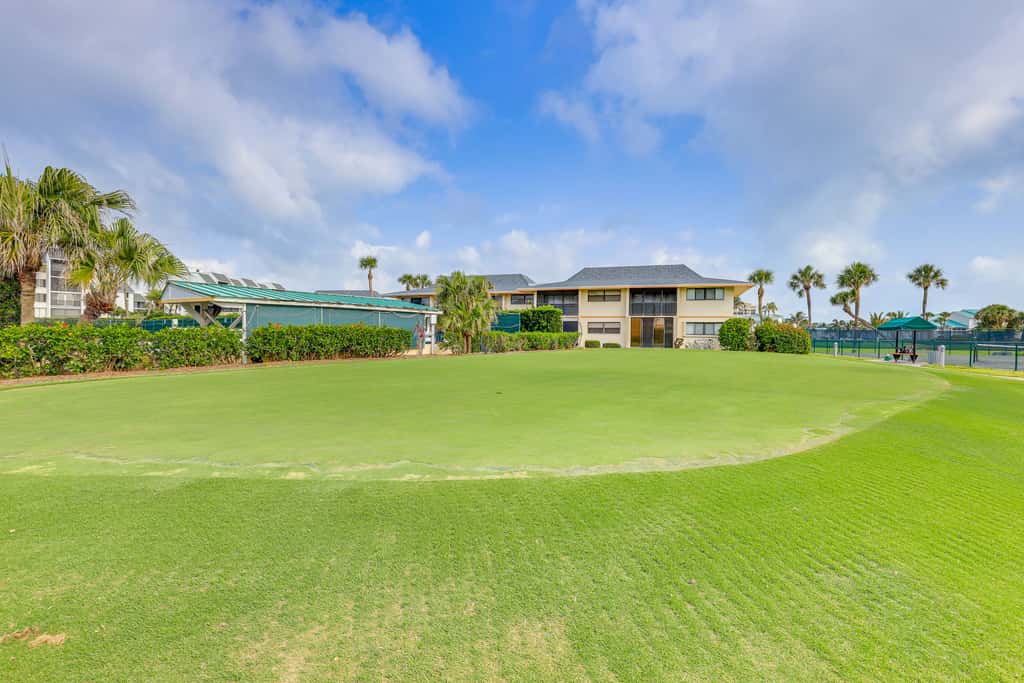 Fort Pierce Condo w/ Screened Porch: Walk to Beach