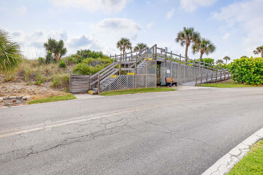 Fort Pierce Condo w/ Screened Porch: Walk to Beach