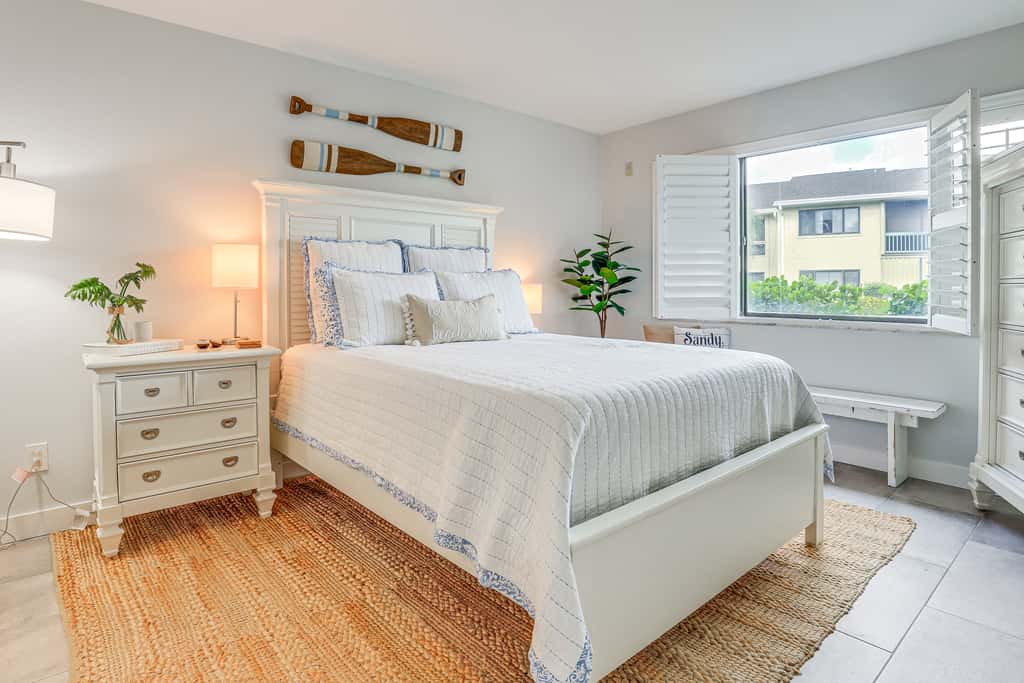 Fort Pierce Condo w/ Screened Porch: Walk to Beach