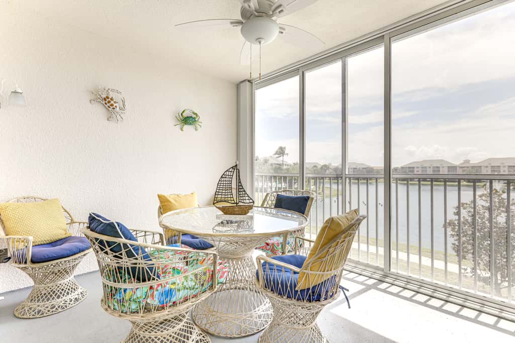 2 Mi to Jupiter Beach: Condo w/ Lake Views