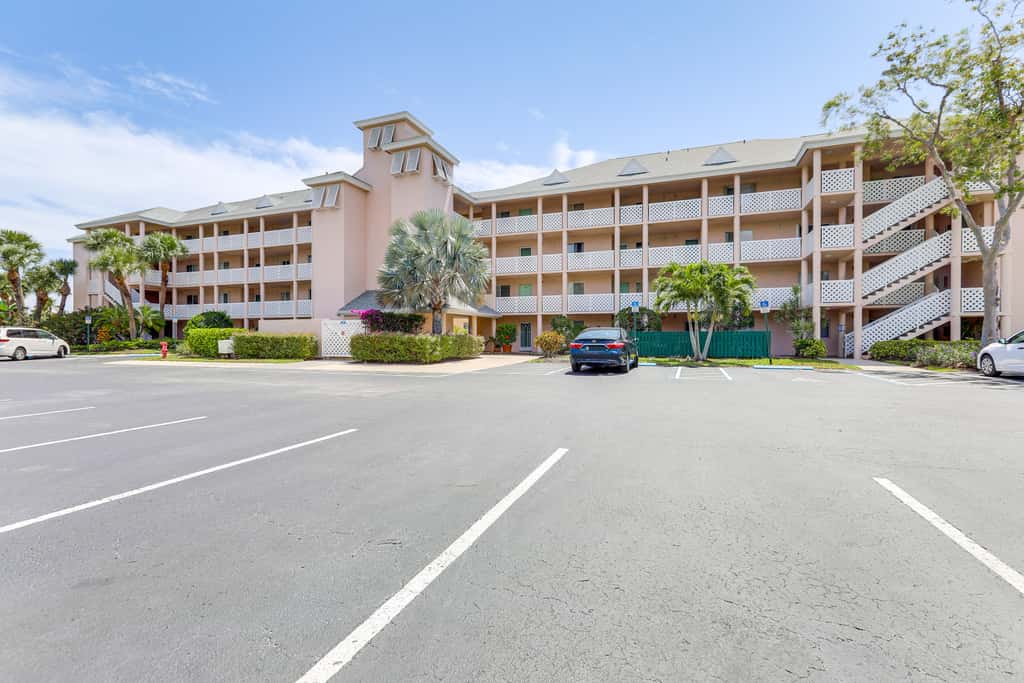 2 Mi to Jupiter Beach: Condo w/ Lake Views