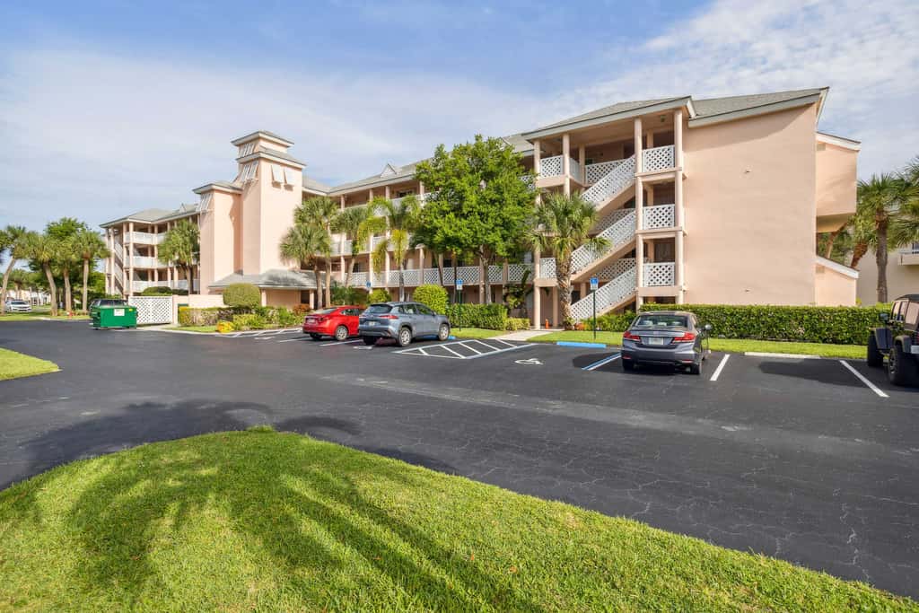 2 Mi to Jupiter Beach: Condo w/ Lake Views