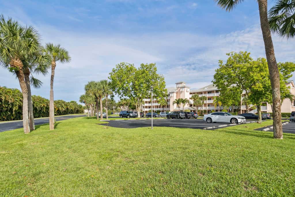 2 Mi to Jupiter Beach: Condo w/ Lake Views