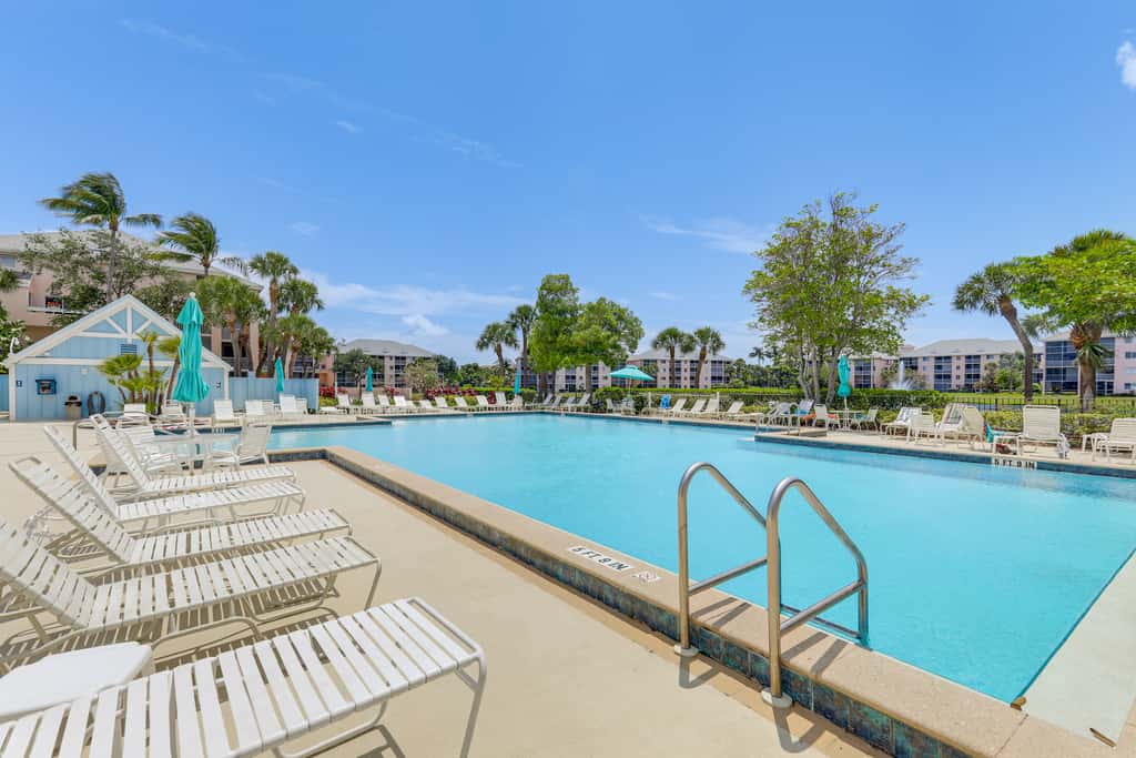 2 Mi to Jupiter Beach: Condo w/ Lake Views