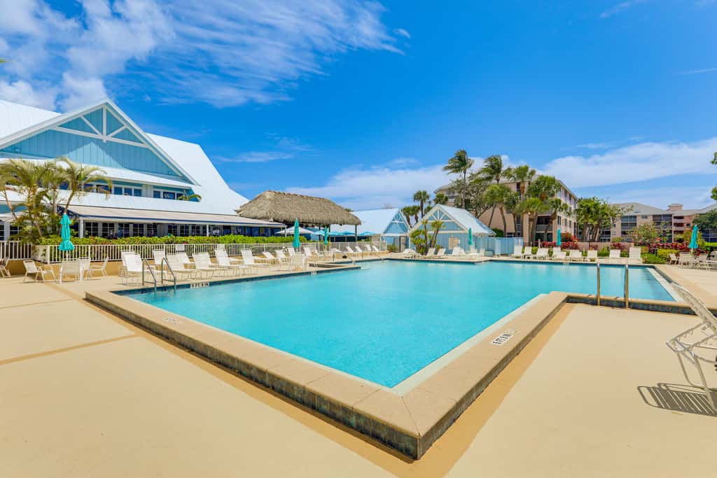 2 Mi to Jupiter Beach: Condo w/ Lake Views