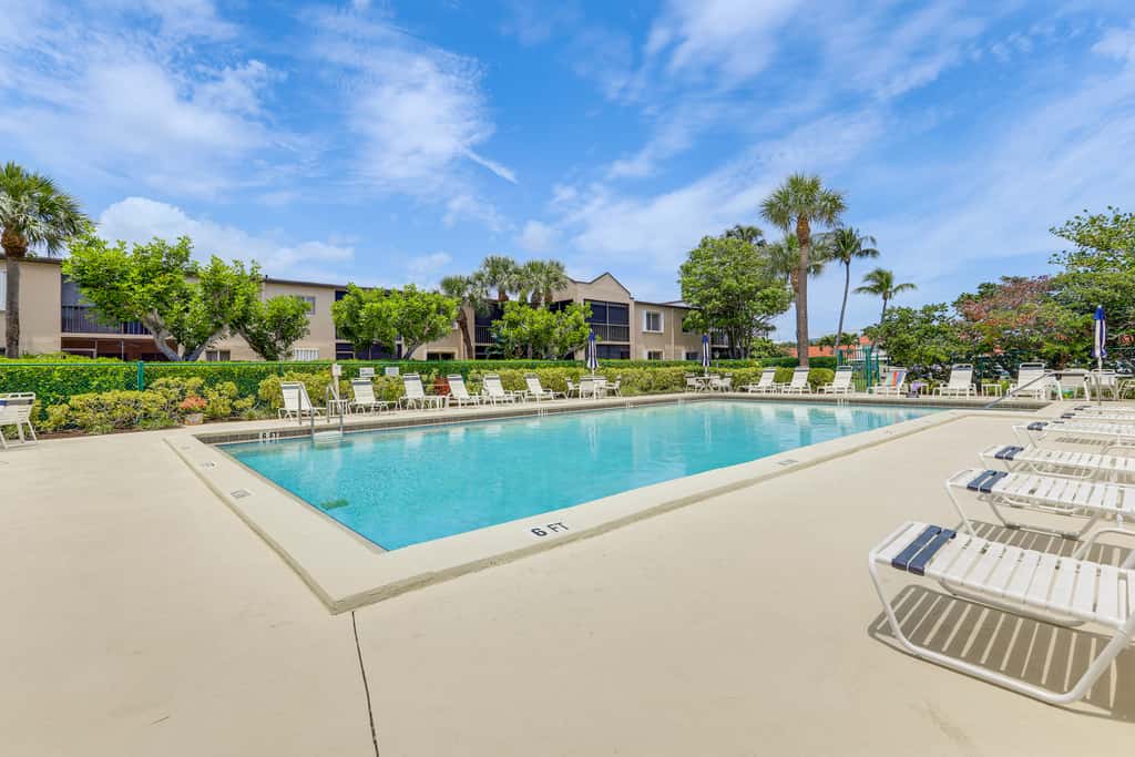2 Mi to Jupiter Beach: Condo w/ Lake Views