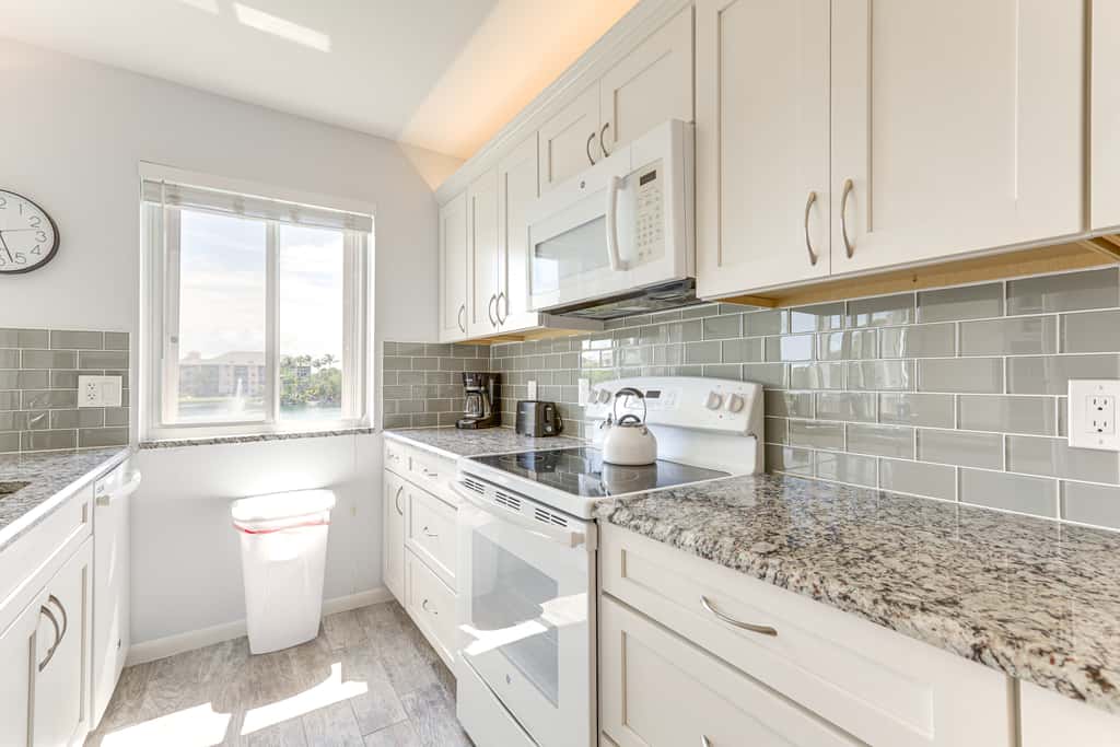 2 Mi to Jupiter Beach: Condo w/ Lake Views