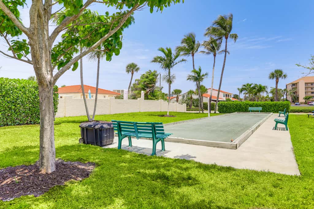 2 Mi to Jupiter Beach: Condo w/ Lake Views