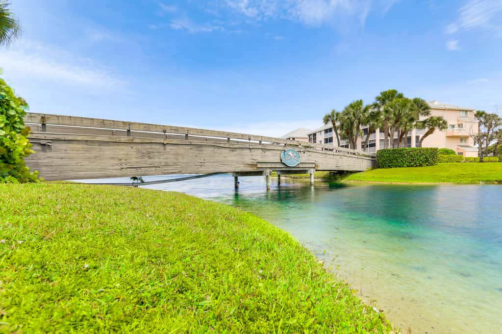 2 Mi to Jupiter Beach: Condo w/ Lake Views