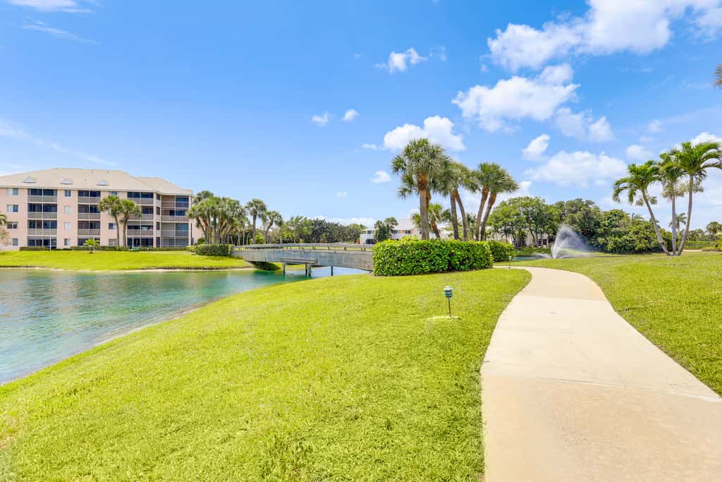 2 Mi to Jupiter Beach: Condo w/ Lake Views