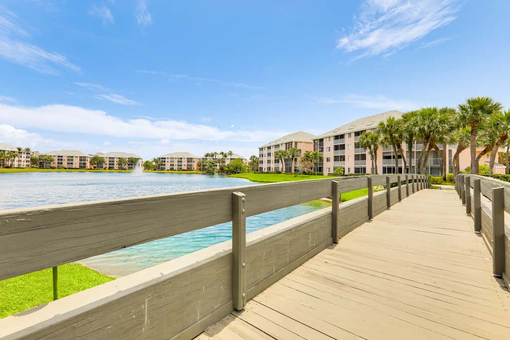 2 Mi to Jupiter Beach: Condo w/ Lake Views