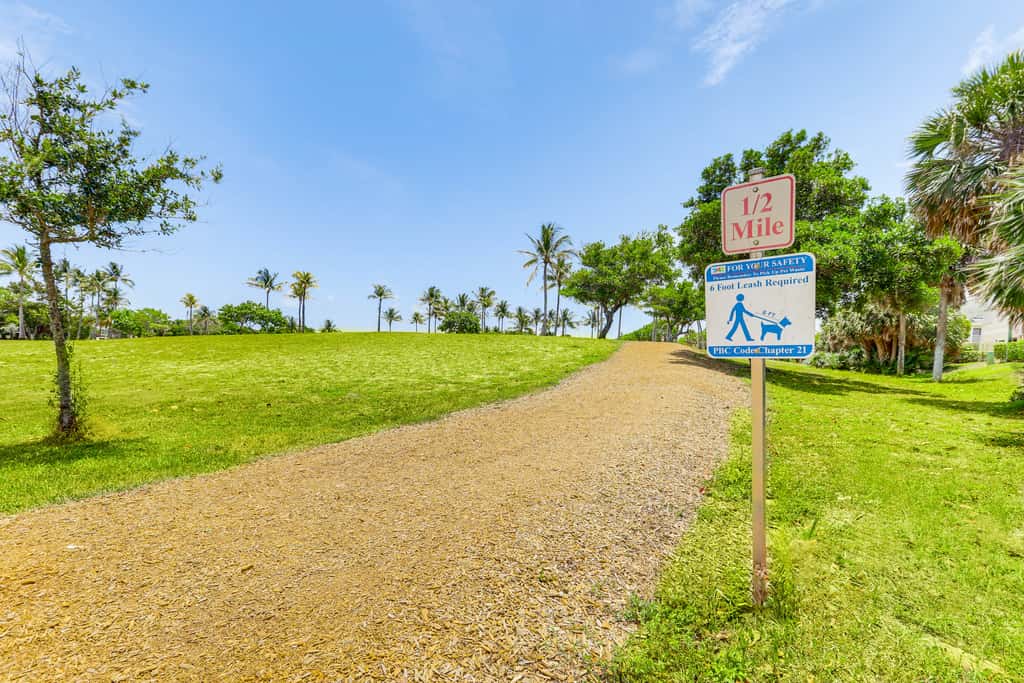 2 Mi to Jupiter Beach: Condo w/ Lake Views