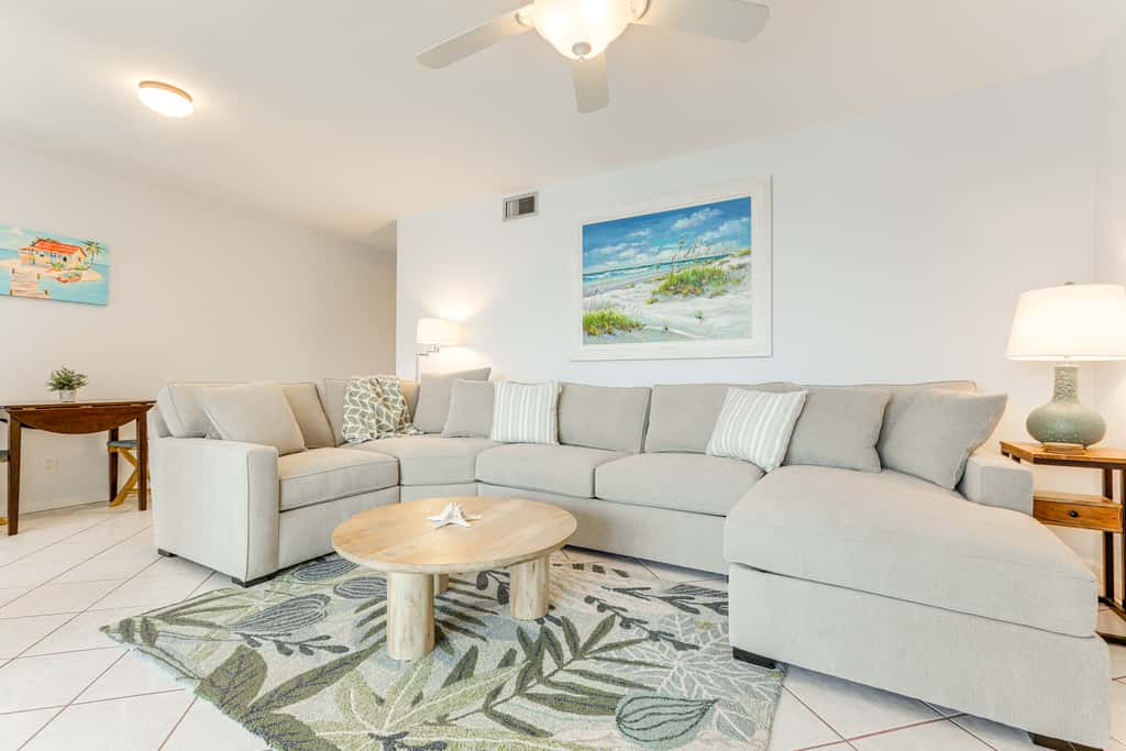 2 Mi to Jupiter Beach: Condo w/ Lake Views