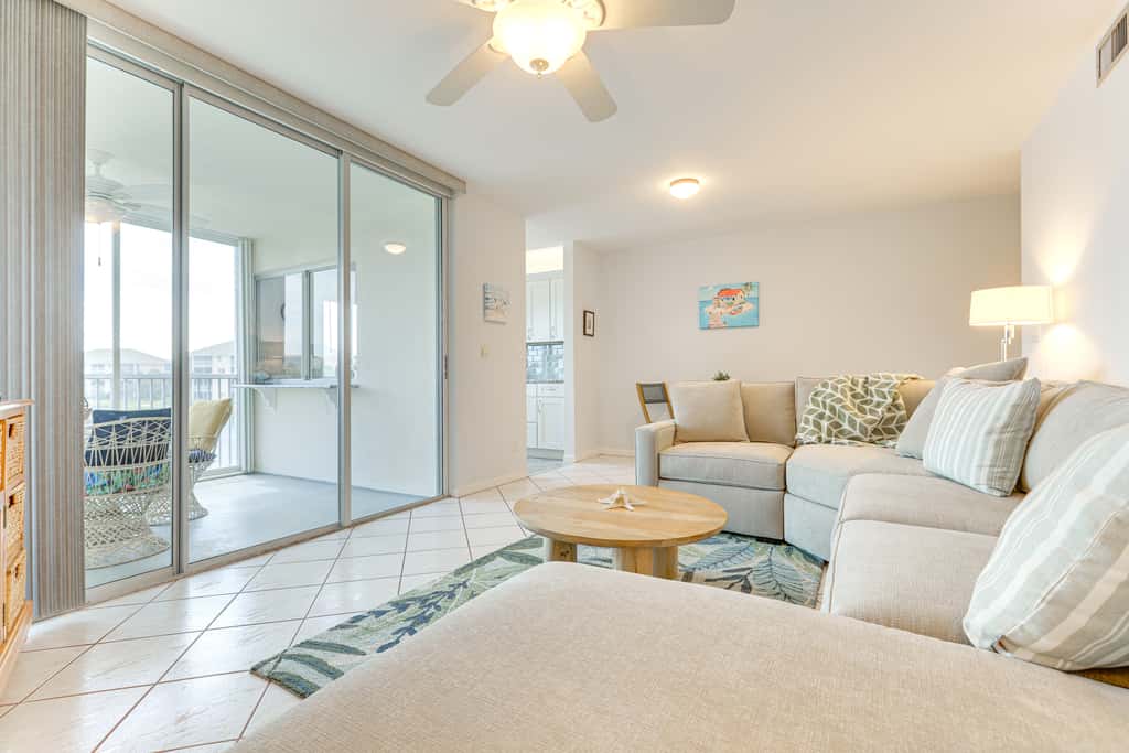2 Mi to Jupiter Beach: Condo w/ Lake Views