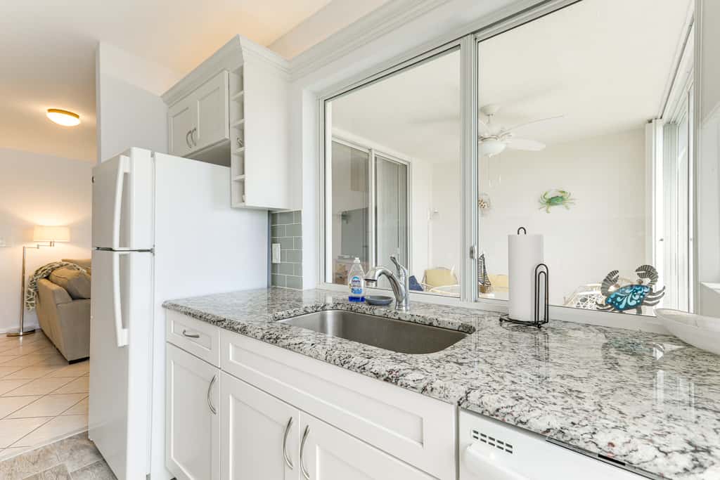 2 Mi to Jupiter Beach: Condo w/ Lake Views