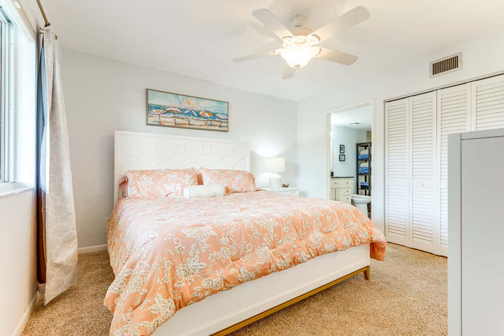 2 Mi to Jupiter Beach: Condo w/ Lake Views