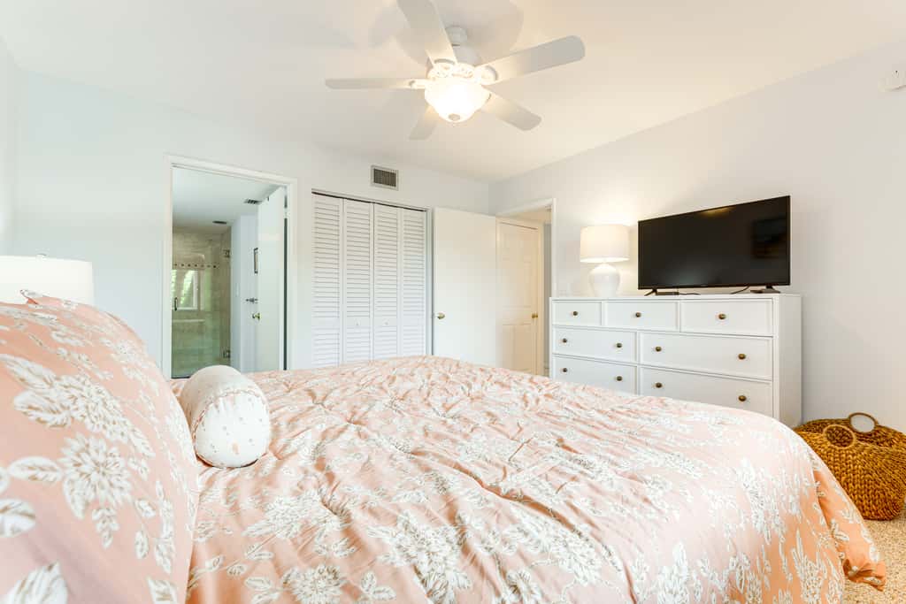2 Mi to Jupiter Beach: Condo w/ Lake Views