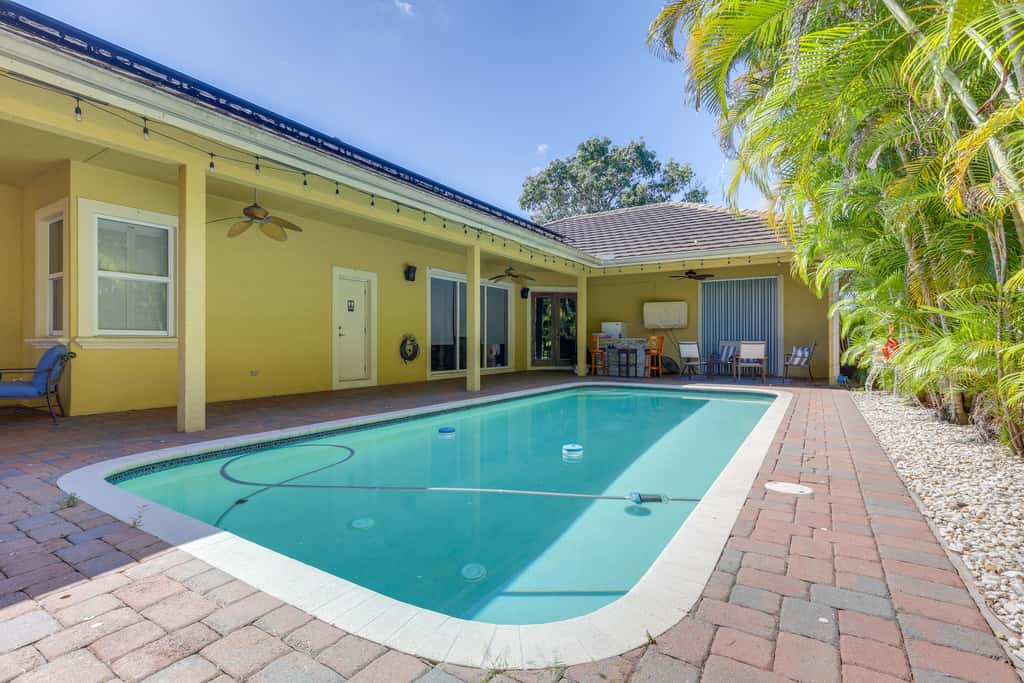 5 Mi to Jupiter Beach Park: Poolside Oasis!