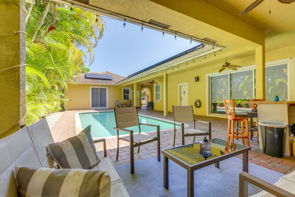 5 Mi to Jupiter Beach Park: Poolside Oasis!