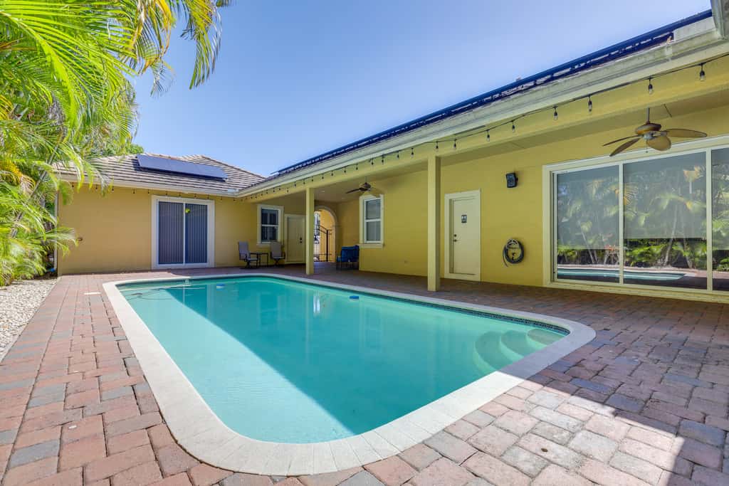 5 Mi to Jupiter Beach Park: Poolside Oasis!
