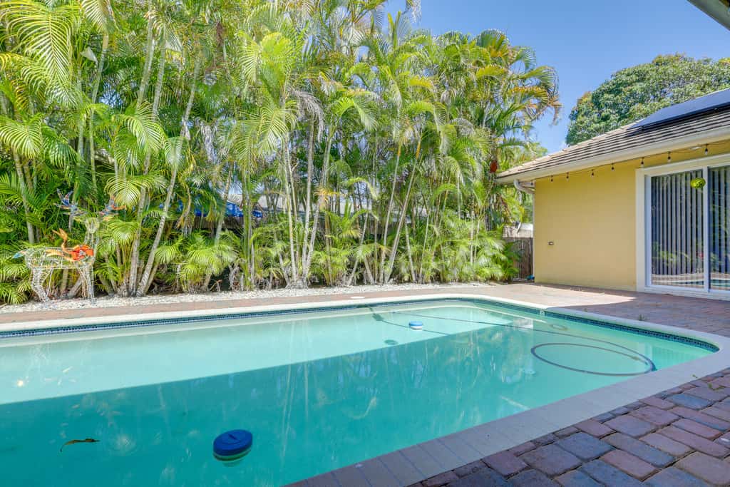 5 Mi to Jupiter Beach Park: Poolside Oasis!