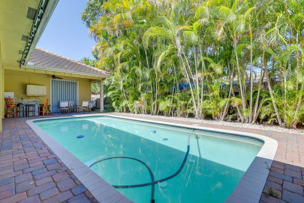 5 Mi to Jupiter Beach Park: Poolside Oasis!