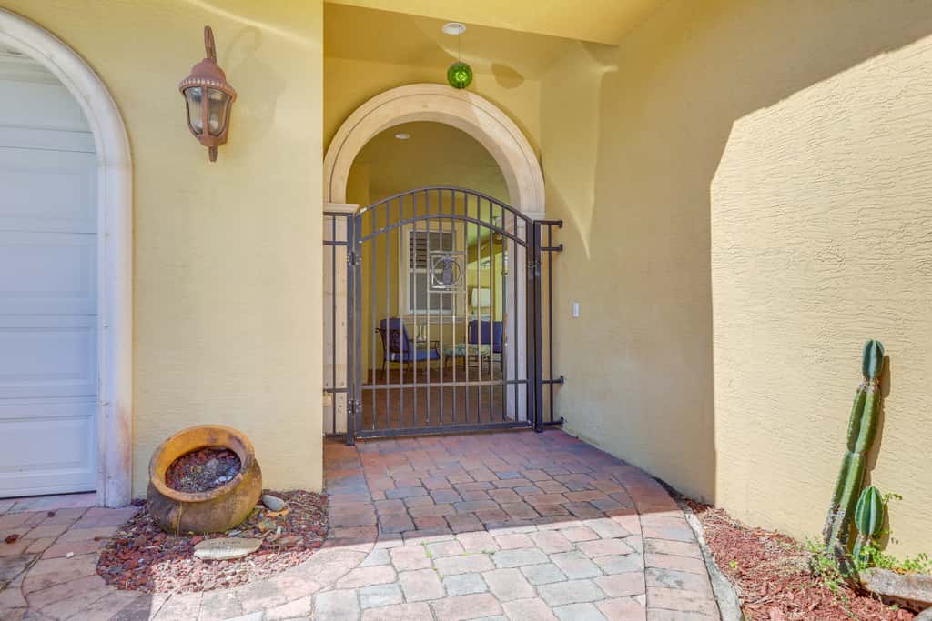 5 Mi to Jupiter Beach Park: Poolside Oasis!