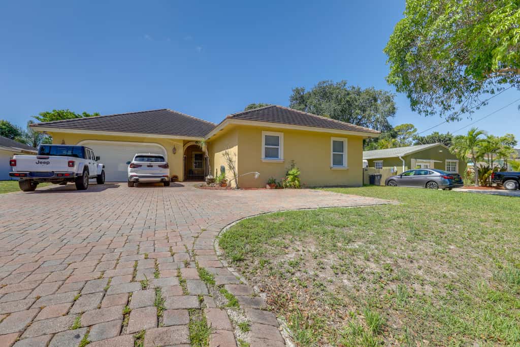 5 Mi to Jupiter Beach Park: Poolside Oasis!