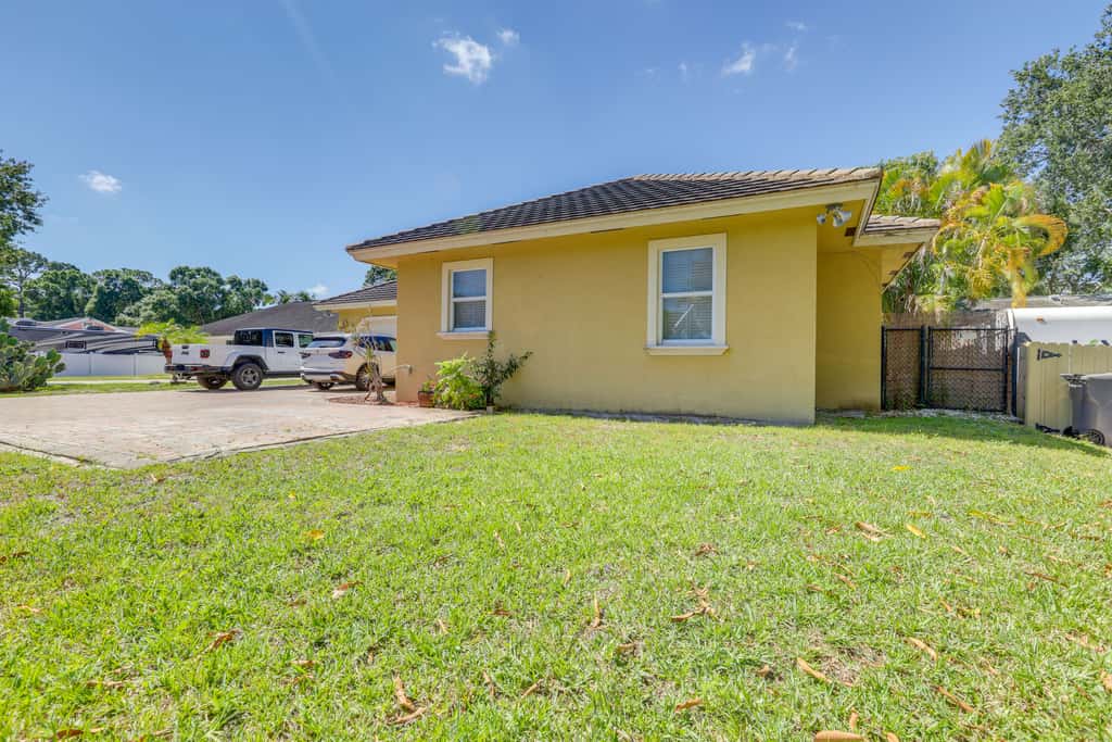 5 Mi to Jupiter Beach Park: Poolside Oasis!
