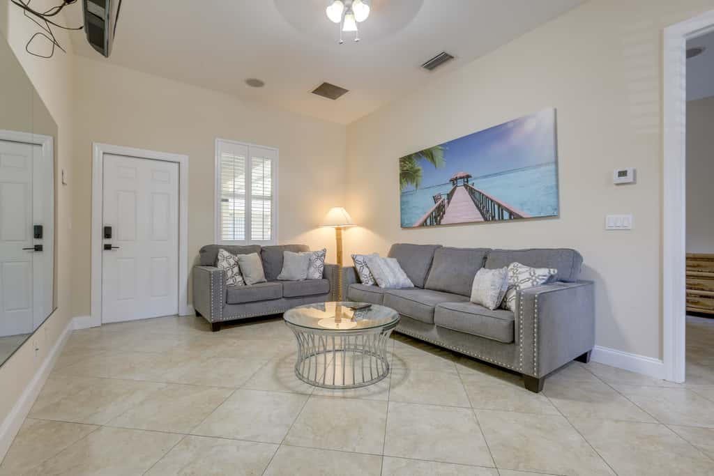 5 Mi to Jupiter Beach Park: Poolside Oasis!
