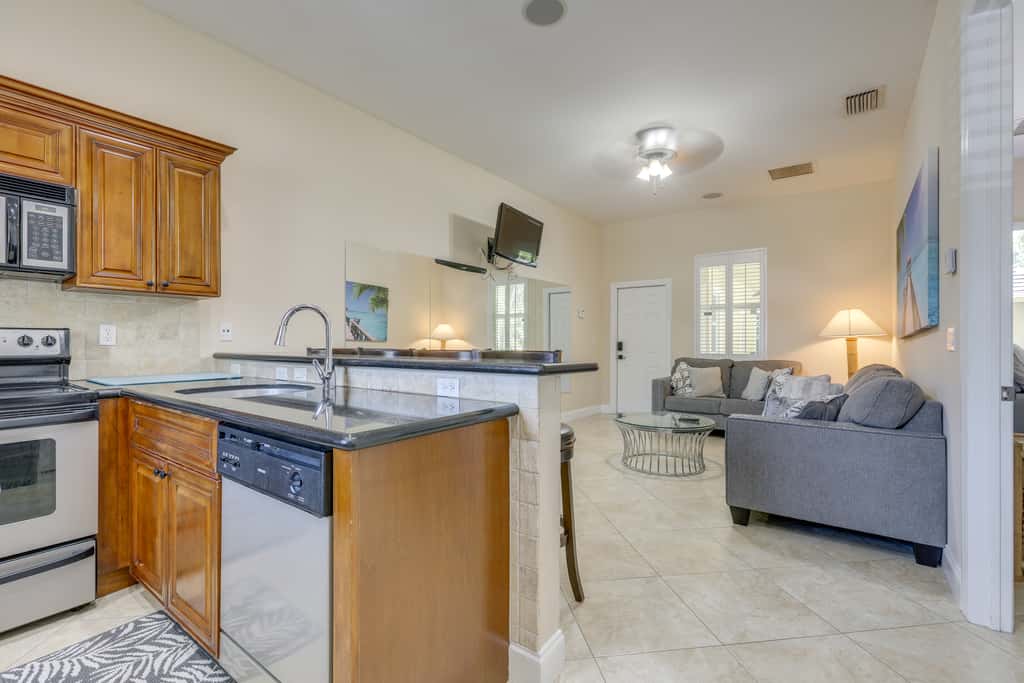 5 Mi to Jupiter Beach Park: Poolside Oasis!