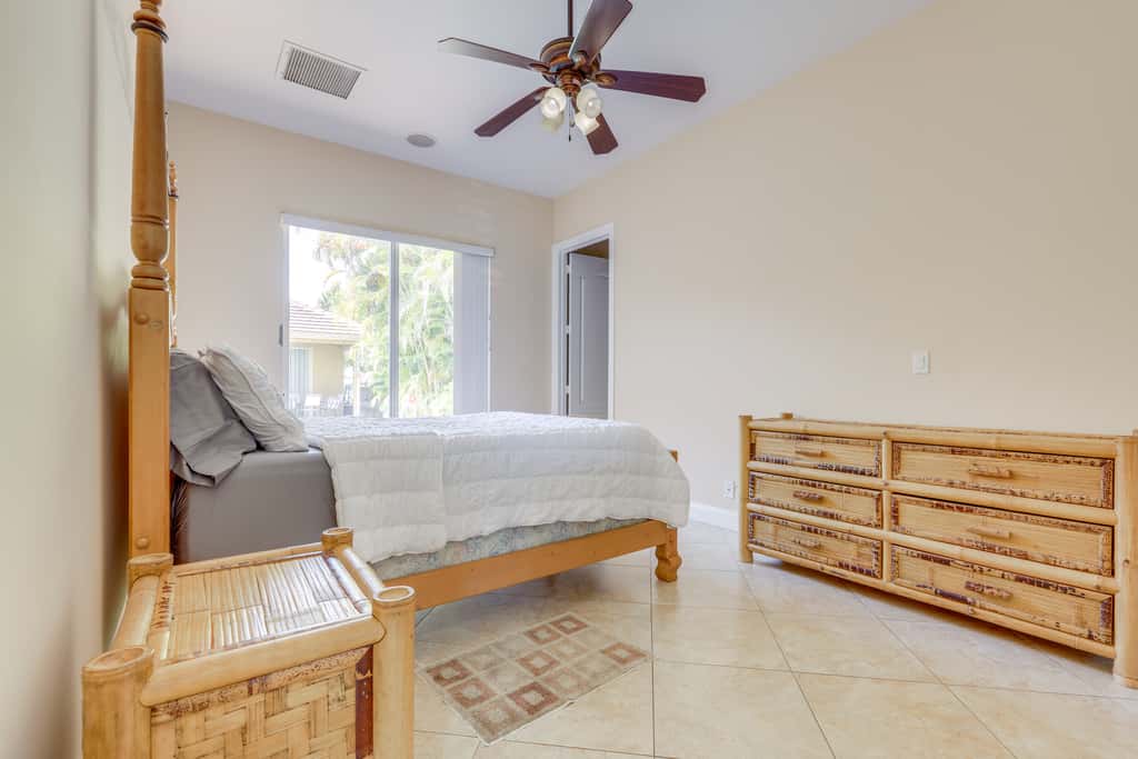 5 Mi to Jupiter Beach Park: Poolside Oasis!